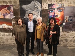 Την έκθεση του Συλλόγου Τρικαλινών ζωγράφων με θέμα τη γυναίκα επισκέφθηκε ο Κώστας Σκρέκας